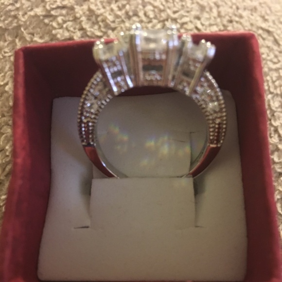 Exquisite Engagement/Wedding Ring - Picture 2 of 4